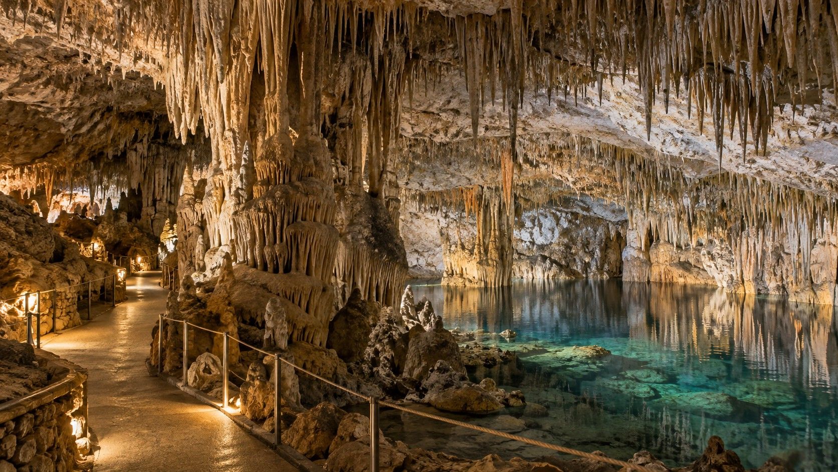 Entrada y entorno de las Cuevas del Drach