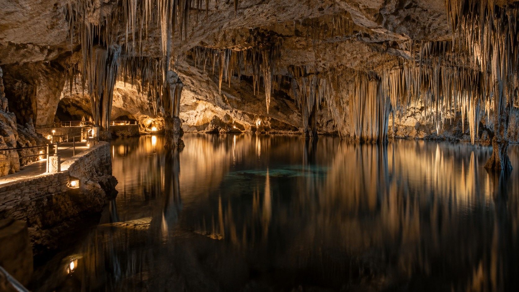 Lago subterráneo y formaciones de las Cuevas del Drach